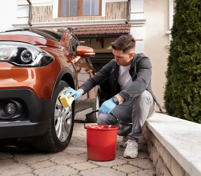 Lavage auto à domicile Fix-Saint-Geneys : professionnel intervenant sur un véhicule